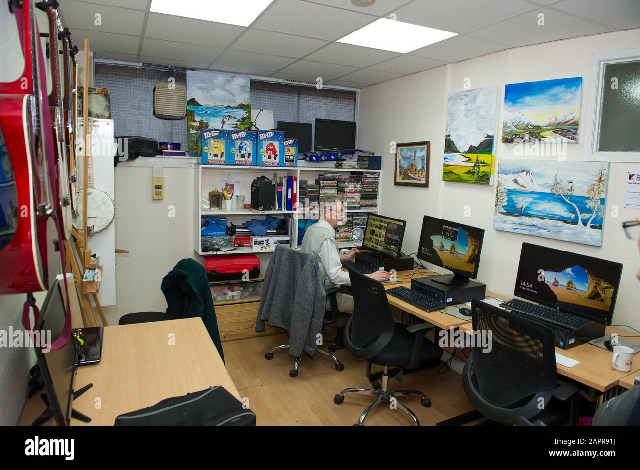 Edimburgo, Regno Unito. 24 Gennaio 2020. Nella foto: All'interno del Mens Shed, dove i membri hanno creato opere d'arte e restaurato strumenti musicali per creare oggetti artigianali da zero. Richard Leonard visita Mens Shed a Glasgow per affrontare i problemi di salute mentale all'interno della comunità. Si tratta di un'organizzazione guidata da membri formata per condividere amicizia e idee, e sostenere la comunità locale. Credito: Colin Fisher/Alamy Live News. Foto Stock