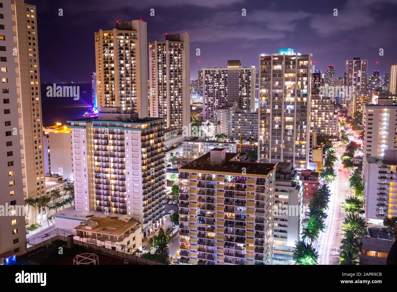 Vista notturna degli hotel nel centro di Honolulu Foto Stock