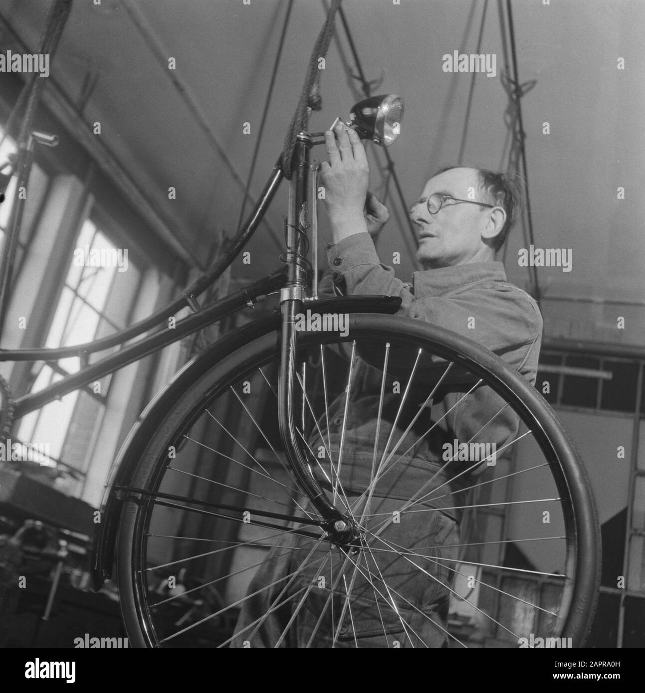 Rijwielfabriek Gazelle te Dieren Data: 20 Marzo 1946 luogo: Animale Parole Chiave: Fabbriche di biciclette Foto Stock