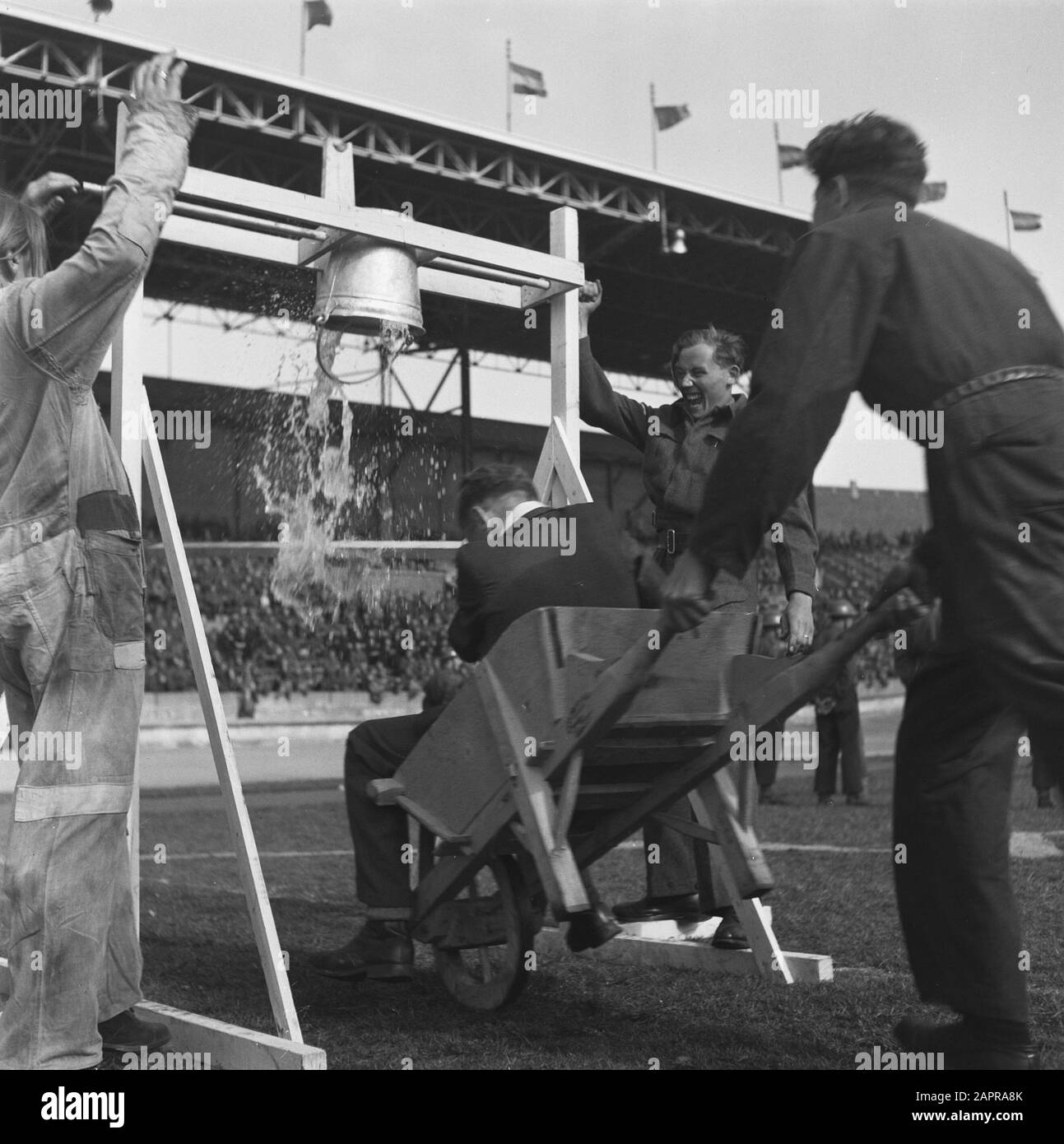 Prove generali per il gioco della Liberazione, che si terranno il 4 e 6 maggio 1946 alle prove generali dello Stadio Olimpico per il gioco della Liberazione, che si terranno il 4 e 6 maggio 1946 nello Stadio Olimpico di Amsterdam Annotazione: Collaboratore è messo sotto una doccia d'acqua involontaria con una carriola Data: 3 Maggio 1946 luogo: Amsterdam Parole Chiave: Teatro all'aperto, prove Nome dell'istituzione: Olympic Stadium Foto Stock