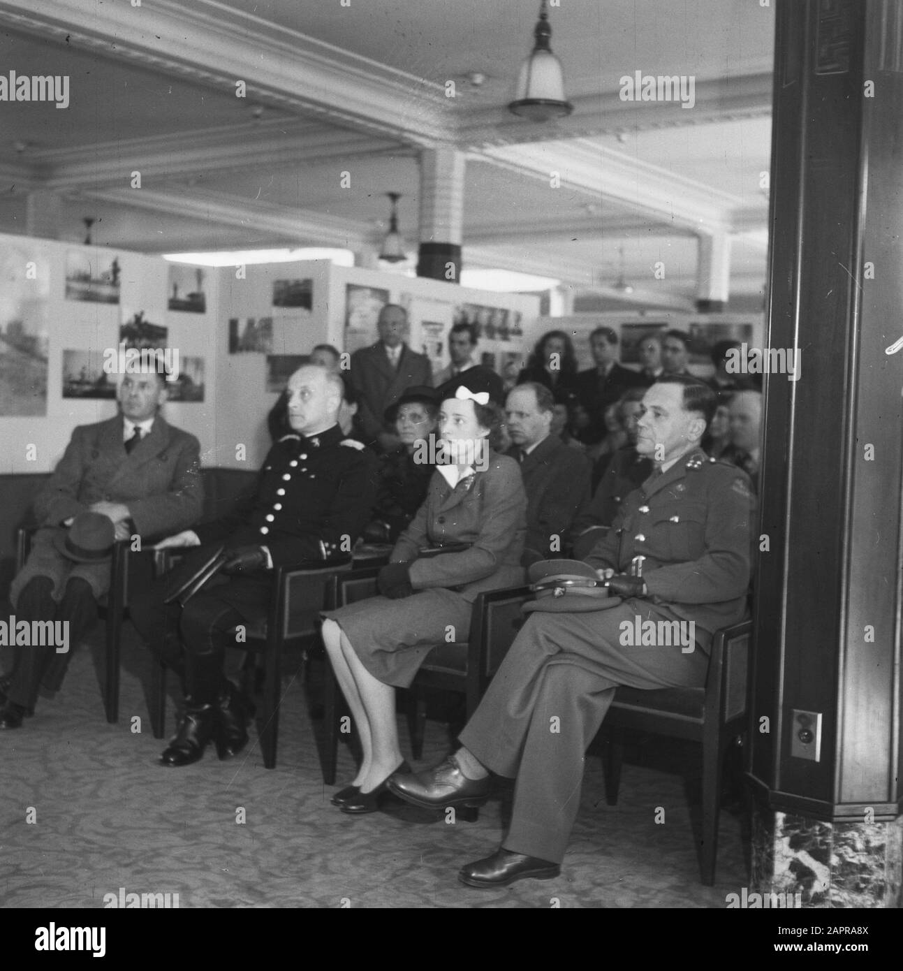 Mostra pubblica Underground Camera all'Aia Annotazione: Whole right General Kruls Data: 24 aprile 1946 luogo: L'Aia, Zuid-Holland Parole Chiave: Fotografia, mostre Foto Stock Mostra pubblica Underground Camera all'Aia Annotazione: Whole right General Kruls Data: 24 aprile 1946 luogo: L'Aia, Zuid-Holland Parole Chiave: Fotografia, mostre Foto Stock