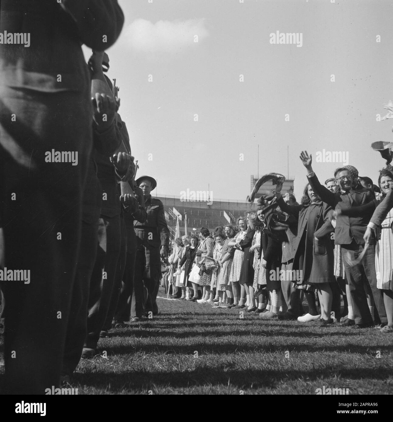 Prove generali per il gioco della Liberazione, che si terranno il 4 e 6 maggio 1946 alle prove generali dello Stadio Olimpico per il gioco della Liberazione, che si terranno il 4 e 6 maggio 1946 nello Stadio Olimpico di Amsterdam Data: 3 maggio 1946 luogo: Parole Chiave di Amsterdam: Open Air Theatre, prove Institution name: Olympic Stadium Foto Stock