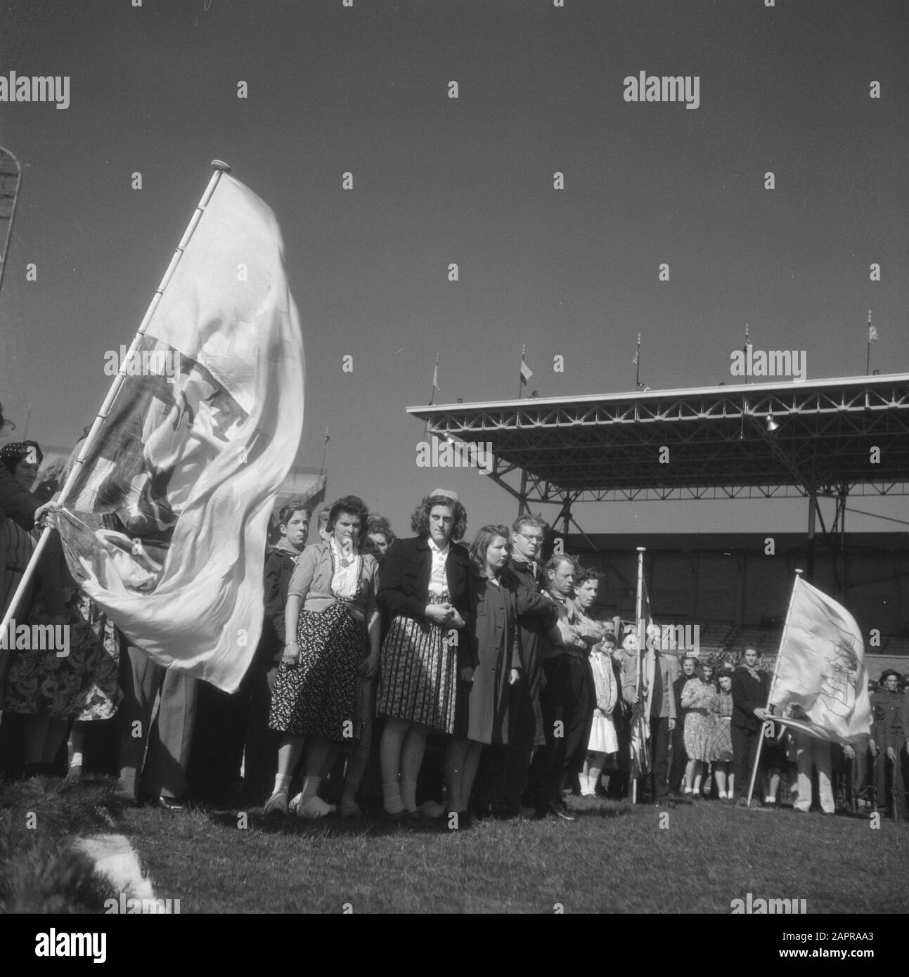 Prove generali per il gioco della Liberazione, che si terranno il 4 e 6 maggio 1946 alle prove generali dello Stadio Olimpico per il gioco della Liberazione, che si terranno il 4 e 6 maggio 1946 nello Stadio Olimpico di Amsterdam Annotazione: Province flags Data: 3 maggio 1946 Ubicazione: Amsterdam Parole Chiave: Teatro all'aperto, prove Nome dell'istituzione: Stadio Olimpico Foto Stock