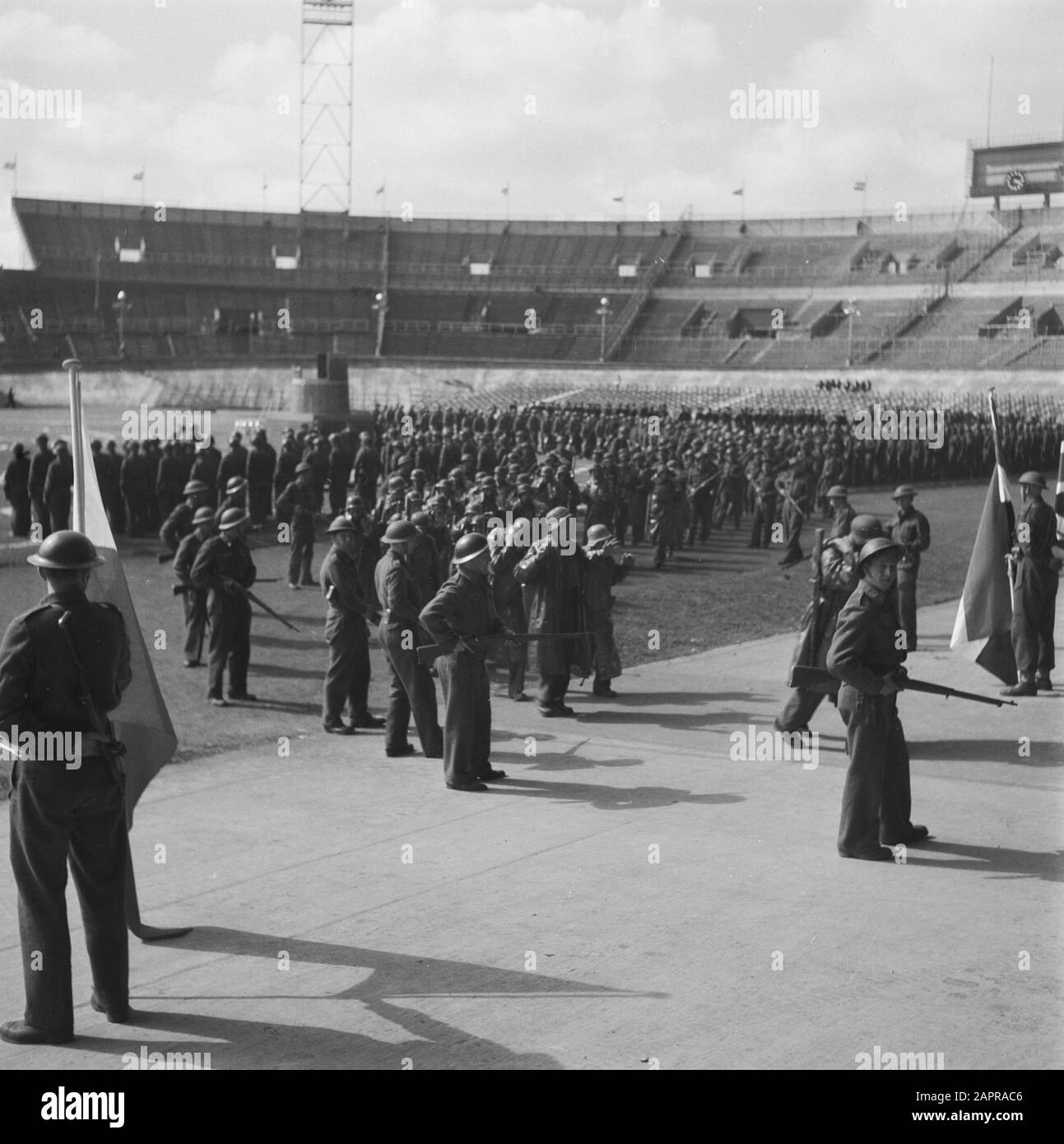 Prove generali per il gioco della Liberazione, che si terranno il 4 e 6 maggio 1946 alle prove generali dello Stadio Olimpico per il gioco della Liberazione, che si terranno il 4 e 6 maggio 1946 nello Stadio Olimpico di Amsterdam Data: 3 maggio 1946 luogo: Parole Chiave di Amsterdam: Open Air Theatre, prove Institution name: Olympic Stadium Foto Stock
