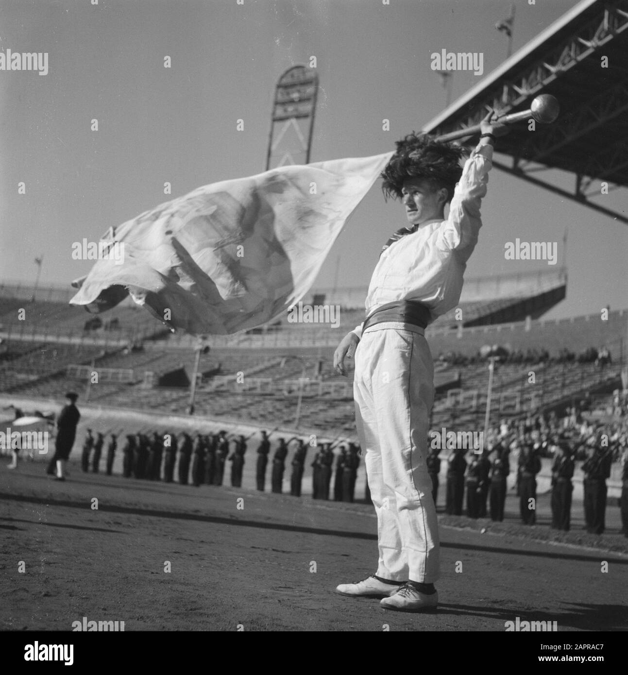Prove generali per il gioco della Liberazione, che si terranno il 4 e 6 maggio 1946 alle prove generali dello Stadio Olimpico per il gioco della Liberazione, che si terranno il 4 e 6 maggio 1946 nello Stadio Olimpico di Amsterdam Annotazione: Vendelzwaaier Data: 3 maggio 1946 Ubicazione: Amsterdam Parole Chiave: Teatro all'aperto, prove Nome dell'istituzione: Stadio Olimpico Foto Stock