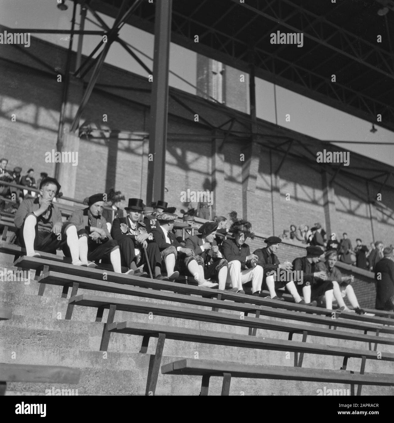 Prove generali per il gioco della Liberazione, che si terranno il 4 e 6 maggio 1946 alle prove generali dello Stadio Olimpico per il gioco della Liberazione, che si terranno il 4 e 6 maggio 1946 nello Stadio Olimpico di Amsterdam Annotazione: Extra negli stand Data: 3 maggio 1946 Ubicazione: Amsterdam Parole Chiave: Teatro all'aperto, prove Nome dell'istituzione: Stadio Olimpico Foto Stock