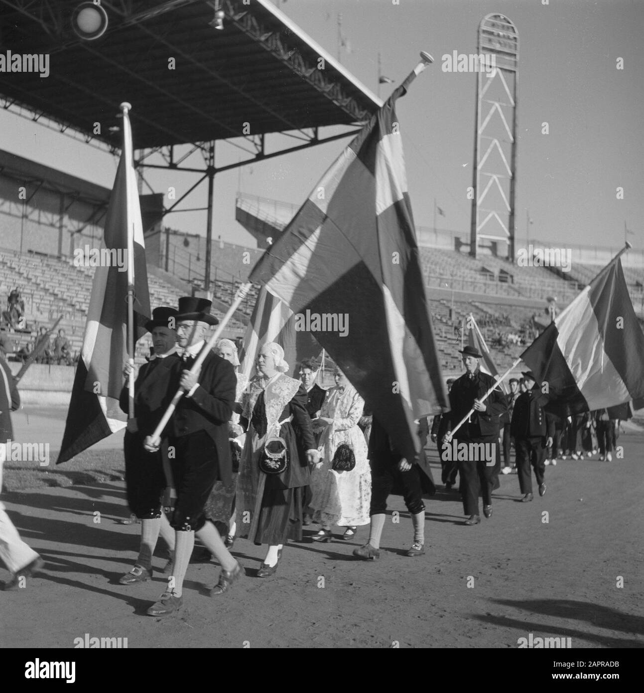 Prove generali per il gioco della Liberazione, che si terranno il 4 e 6 maggio 1946 alle prove generali dello Stadio Olimpico per il gioco della Liberazione, che si terranno il 4 e 6 maggio 1946 nello Stadio Olimpico di Amsterdam Data: 3 maggio 1946 luogo: Parole Chiave di Amsterdam: Open Air Theatre, prove Institution name: Olympic Stadium Foto Stock