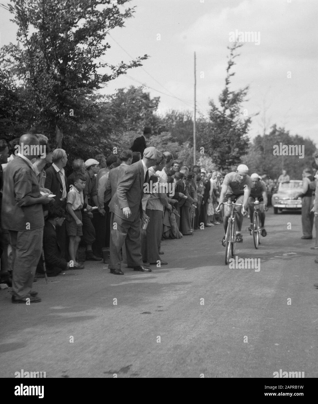 Campionato del mondo in bicicletta sulla strada a Valkenburg. Dilettanti. La Svezia Olle Wänlund e il vincitore più tardi Harry Snell vanno l'ultimo round in Data: 21 agosto 1948 Località: Limburg, Valkenburg Parole Chiave: Sport, ciclismo Foto Stock