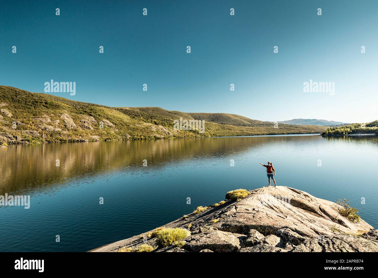 Colpo di un uomo rivolto verso la bellissima vista del lago Foto Stock