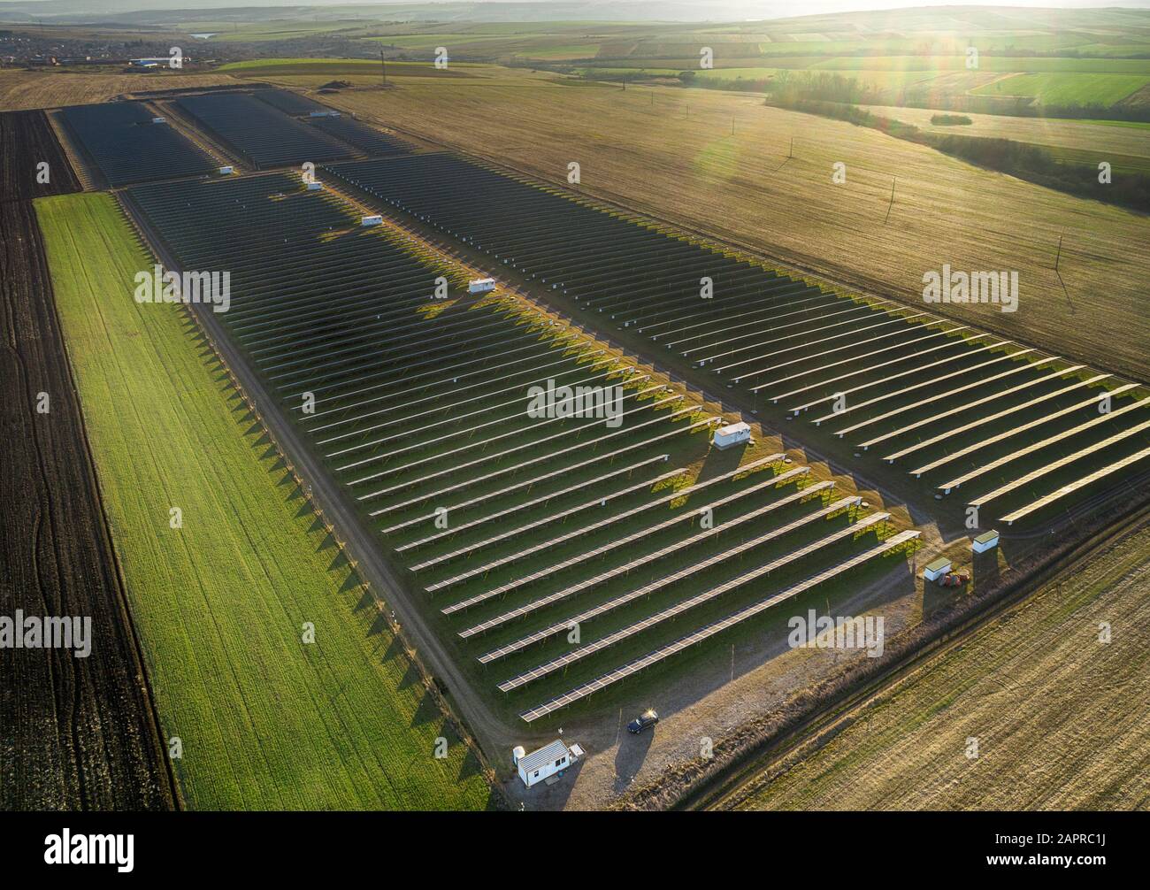 Il pannello solare produce energia verde e ambientalmente amichevole dal sole di setting. Vista aerea dal drone. Foto Stock