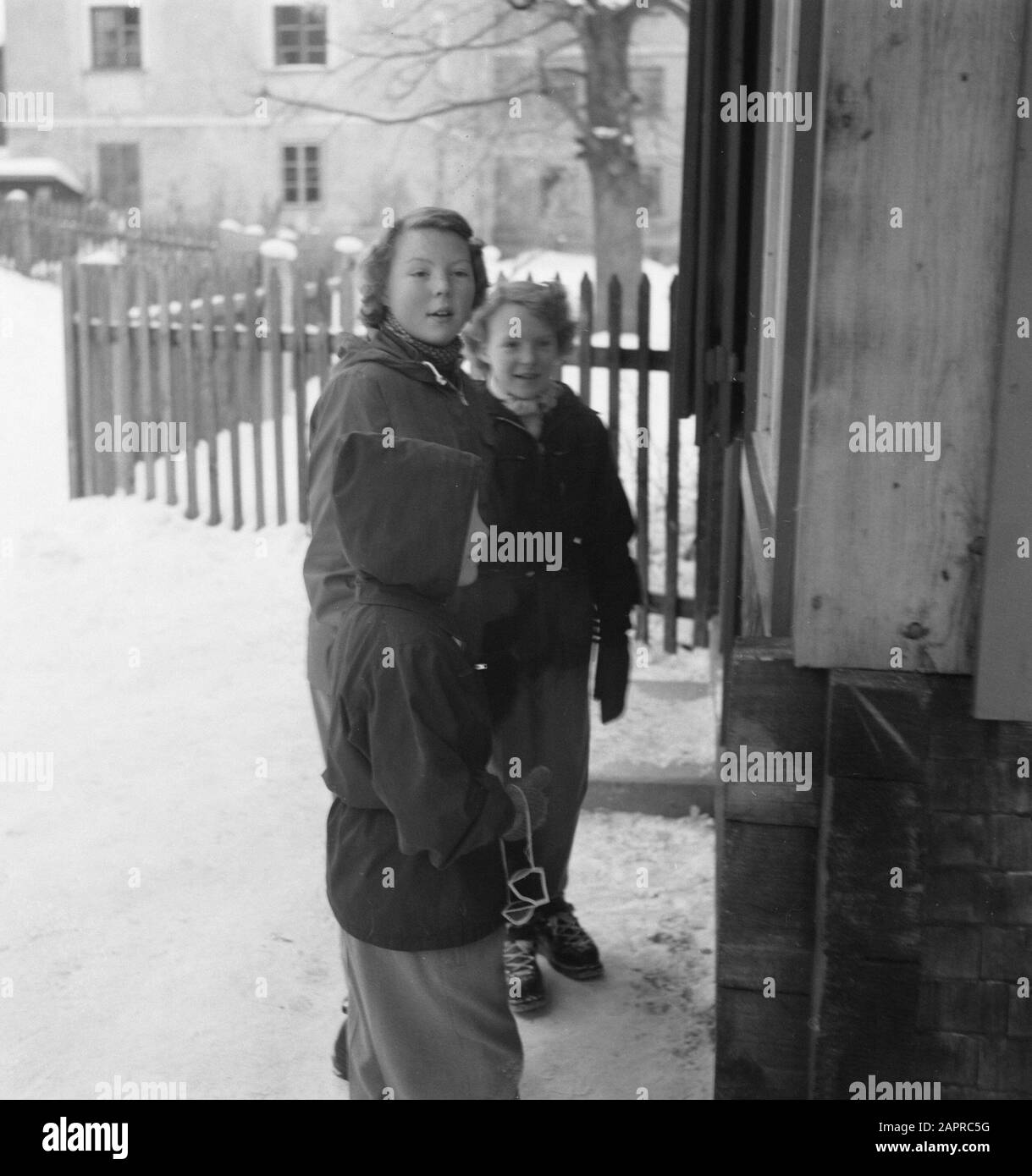 Famiglia reale a Sankt Anton. Tre principesse Data: 29 dicembre 1950 luogo: Austria, Tirolo Parole Chiave: Principesse, sport invernali Nome personale: Beatrix (principessa olandese), Irene (principessa olandese), Margriet (principessa olandese) Foto Stock