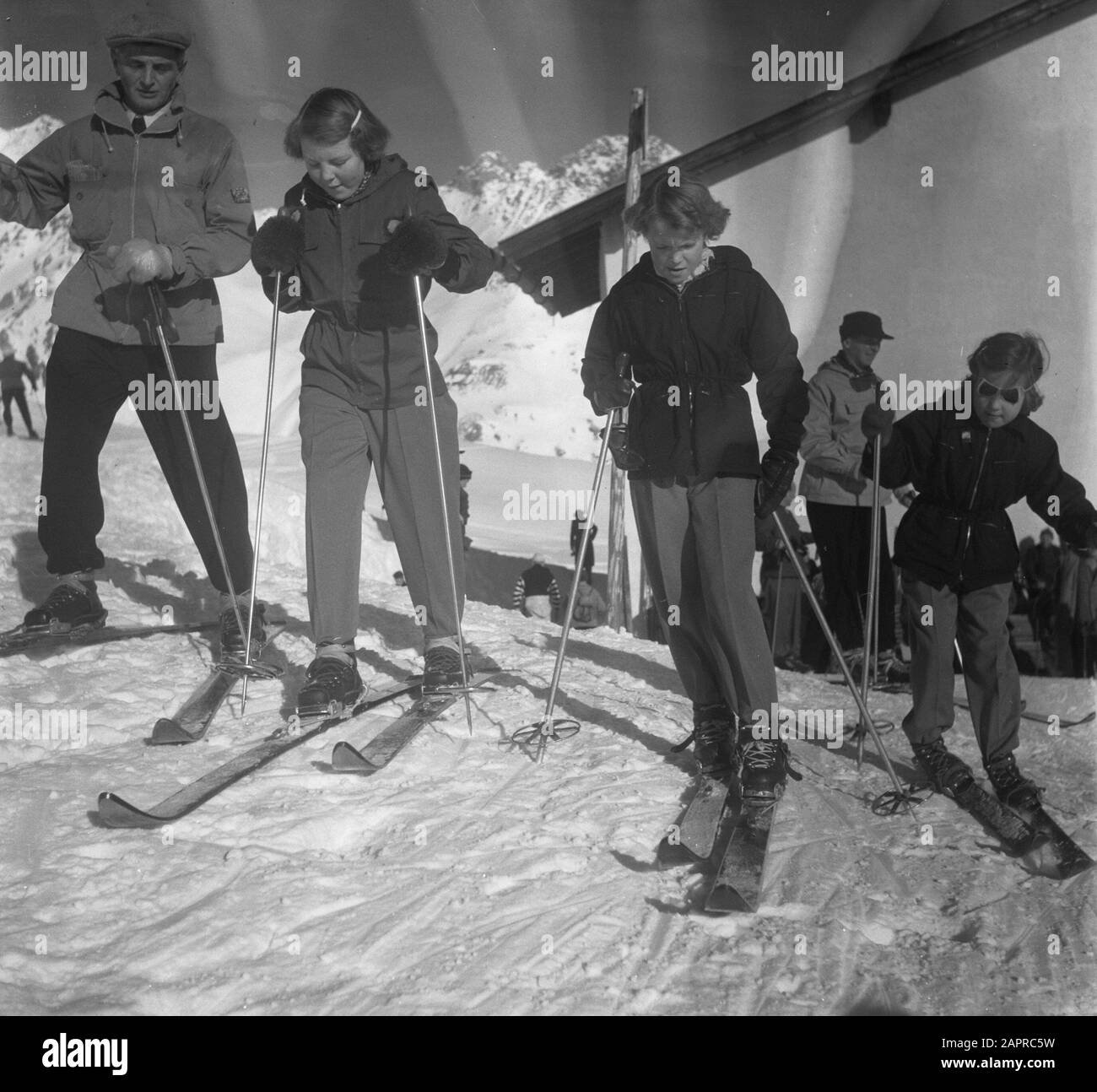 Famiglia reale a Sankt Anton. Tre principesse Data: 29 dicembre 1950 luogo: Austria, Tirolo Parole Chiave: Principesse, sport invernali Nome personale: Beatrix (principessa olandese), Irene (principessa olandese), Margriet (principessa olandese) Foto Stock
