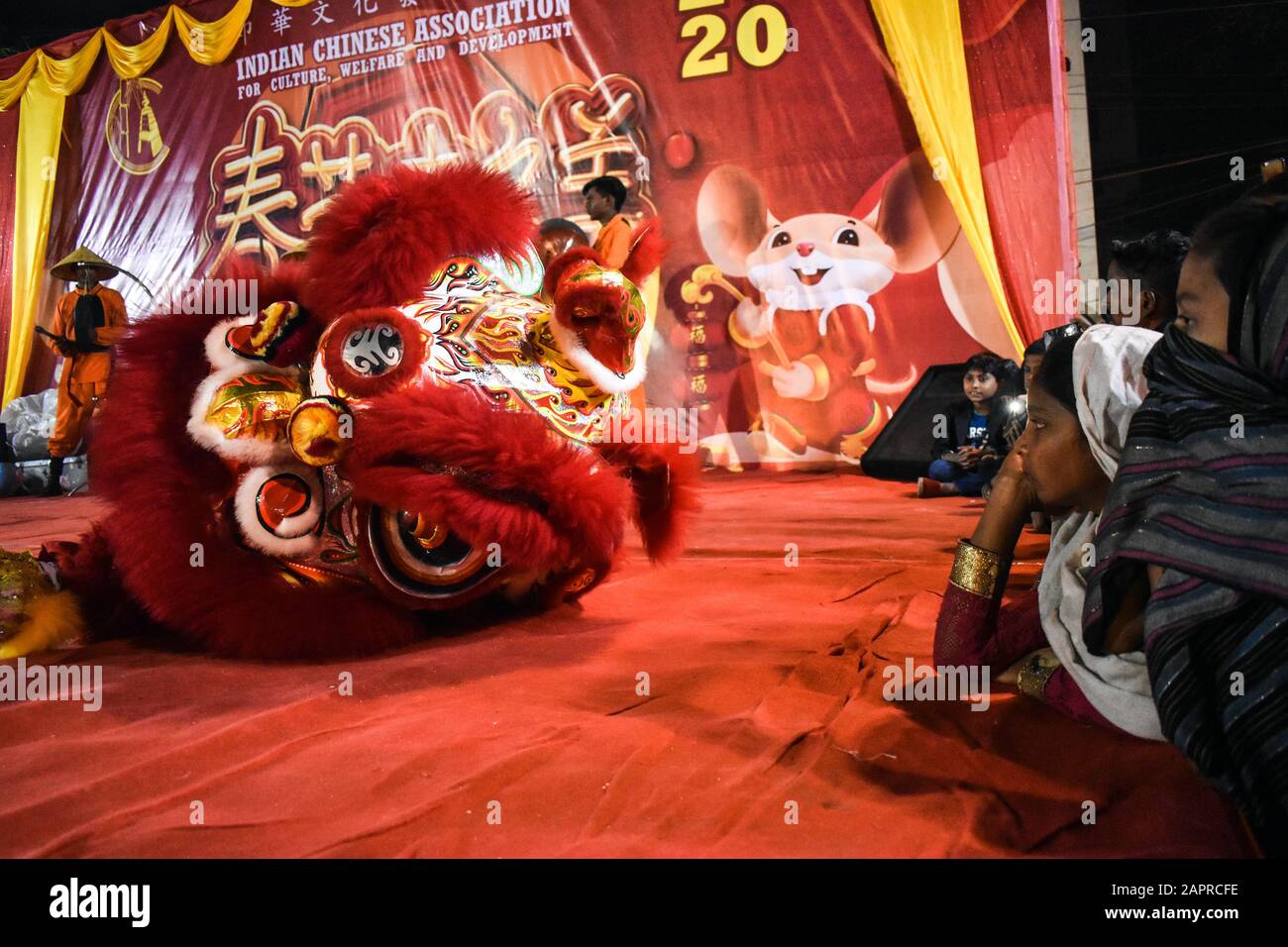 Due ragazze stanno guardando il drago sul festival di danza del drago per l'occasione del nuovo anno cinese a Calcutta, India. Foto Stock
