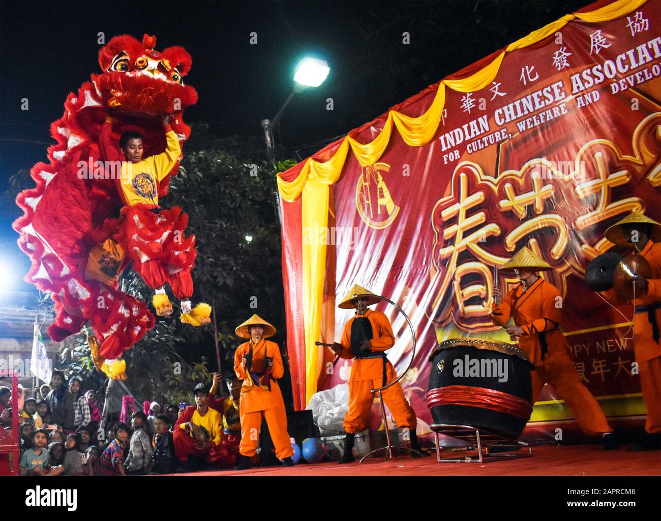 Artisti che suonano la danza del Drago in occasione del festival cinese di Capodanno a Kolkata, India. Foto Stock