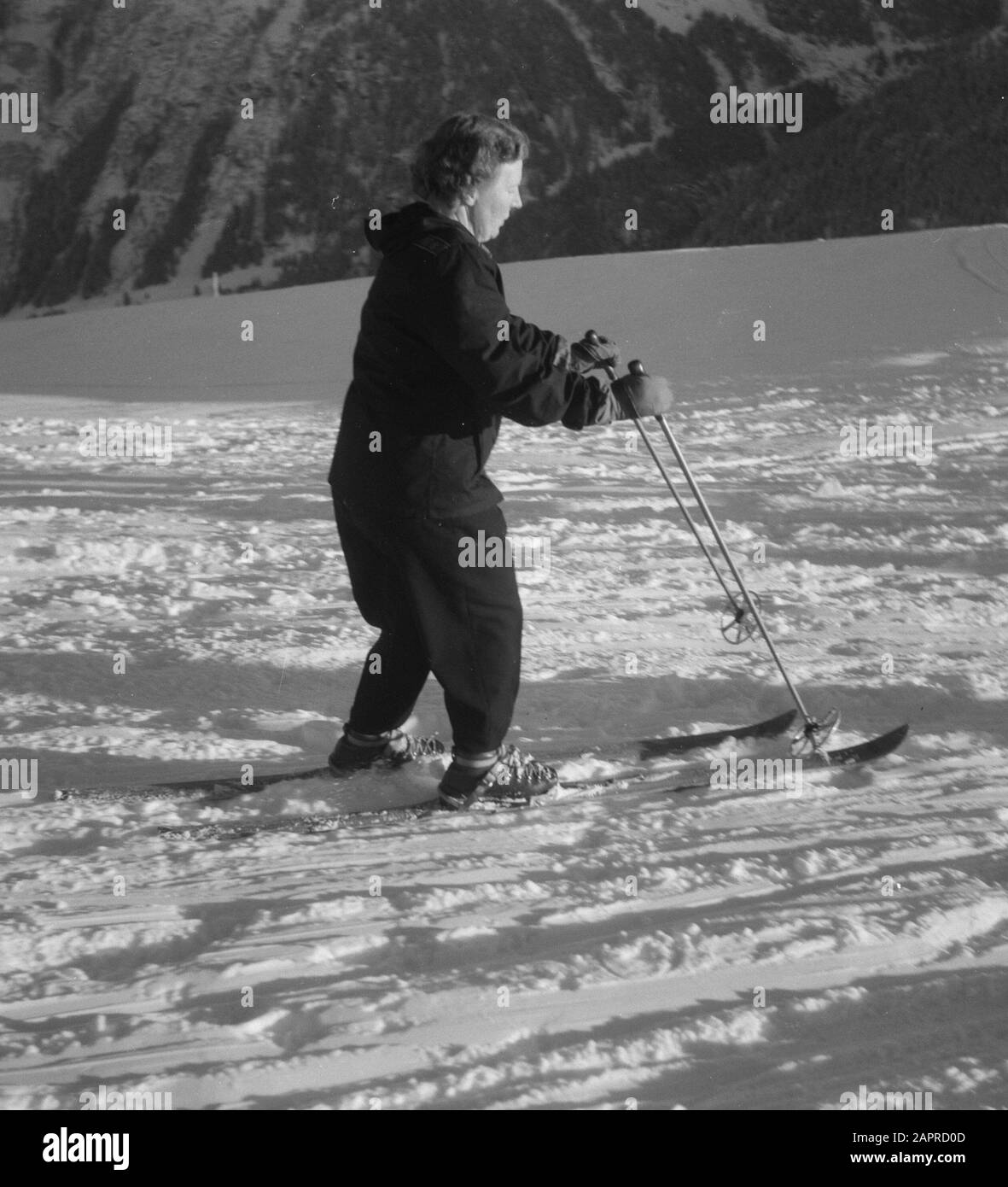 La famiglia reale è in vacanza a Sankt Anton Queen Juliana sugli sci Data: 29 Dicembre 1951 Località: Austria, Sankt Anton Parole Chiave: Sci, sport invernali Nome personale: Juliana, Queen : Noske, J.D./Anefo Foto Stock