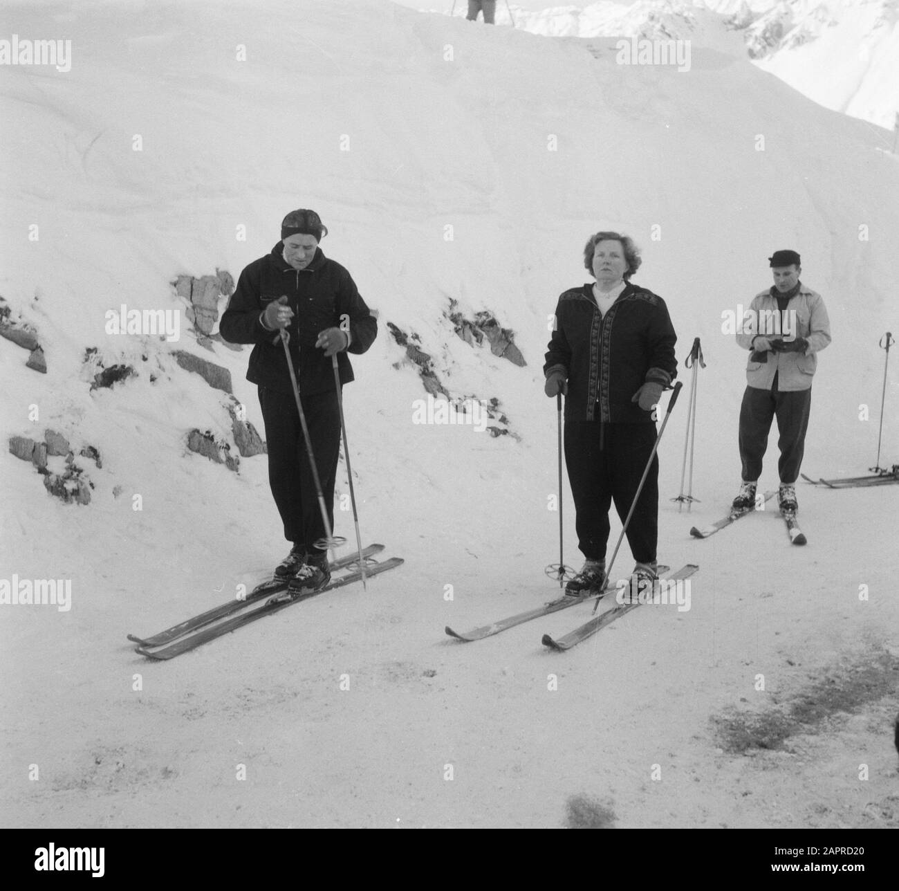 La famiglia reale è in vacanza a Sankt Anton Queen Juliana sugli sci Data: 29 Dicembre 1951 Località: Austria, Sankt Anton Parole Chiave: Sport invernali Nome personale: Juliana, Queen Foto Stock