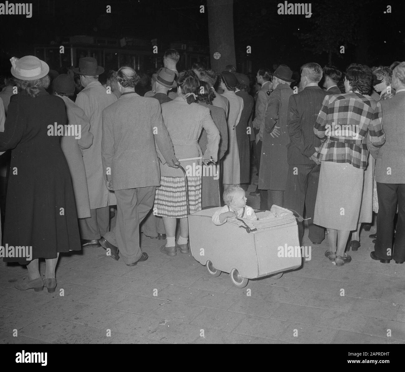 Elezioni folle nel quartiere dei giornali Amsterdam Data: 25 giugno 1952 Località: Amsterdam, Noord-Holland Parole Chiave: Pushchairs, folla, elezioni Foto Stock