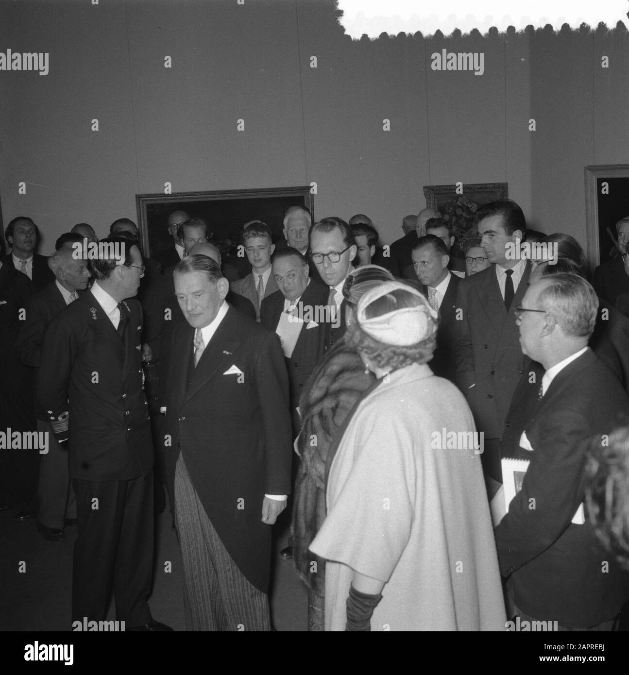 Visita di Stato del Presidente francese Coty nei Paesi Bassi. Terzo giorno, Rotterdam. Visita alla mostra Quattro secoli di vita morta nel museo Boijmans van Beuningen Data: 23 luglio 1954 luogo: Rotterdam, Zuid-Holland Parole Chiave: Musei, presidenti, principi, visite di Stato Nome personale: Bernhard, Prince, Coty, R. Foto Stock