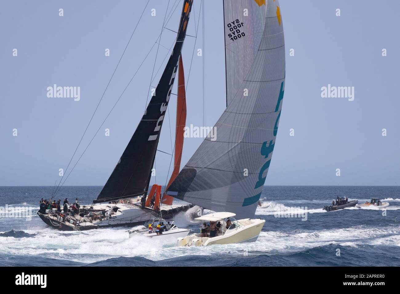 Sydney Hobart Yacht Race 2019. Infotrack Supermaxi yacht allo start della gara lasciando le teste di Sydney Harbour. Rolex Sydney Hobart. Foto Stock