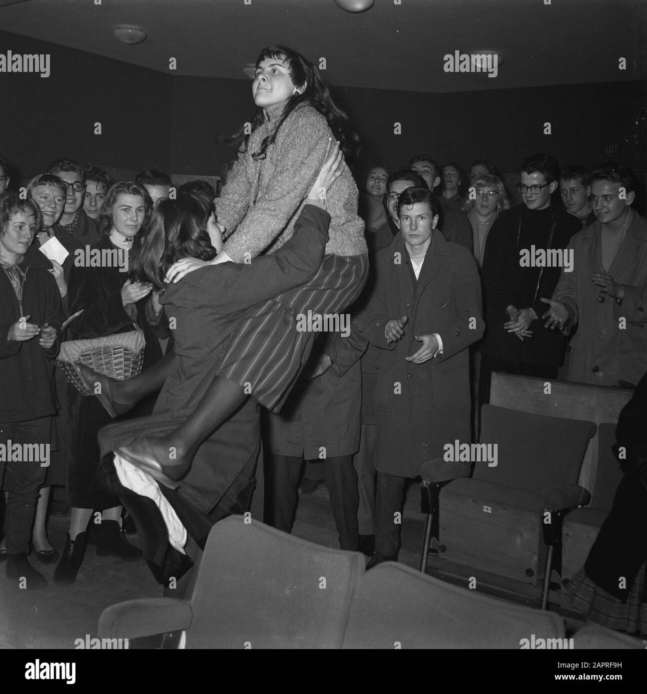 Ad Amsterdam, tre cinema suoneranno dischi di rock americano 'n' roll re Elvis Presley durante la pausa pomeridiana dal venerdì, come pubblicità per il film Love me tender che la prossima settimana apparirà. Sul primo centrodad c'erano un gran numero di giovani entusiasti che, a causa della musica emozionante, non hanno rimanere nei sedili per lungo e ballato il Rock and Roll tra le file. Data: 7 dicembre 1956 luogo: Amsterdam, Noord-Holland Parole Chiave: Cinema, danze, gioventù, musica Foto Stock