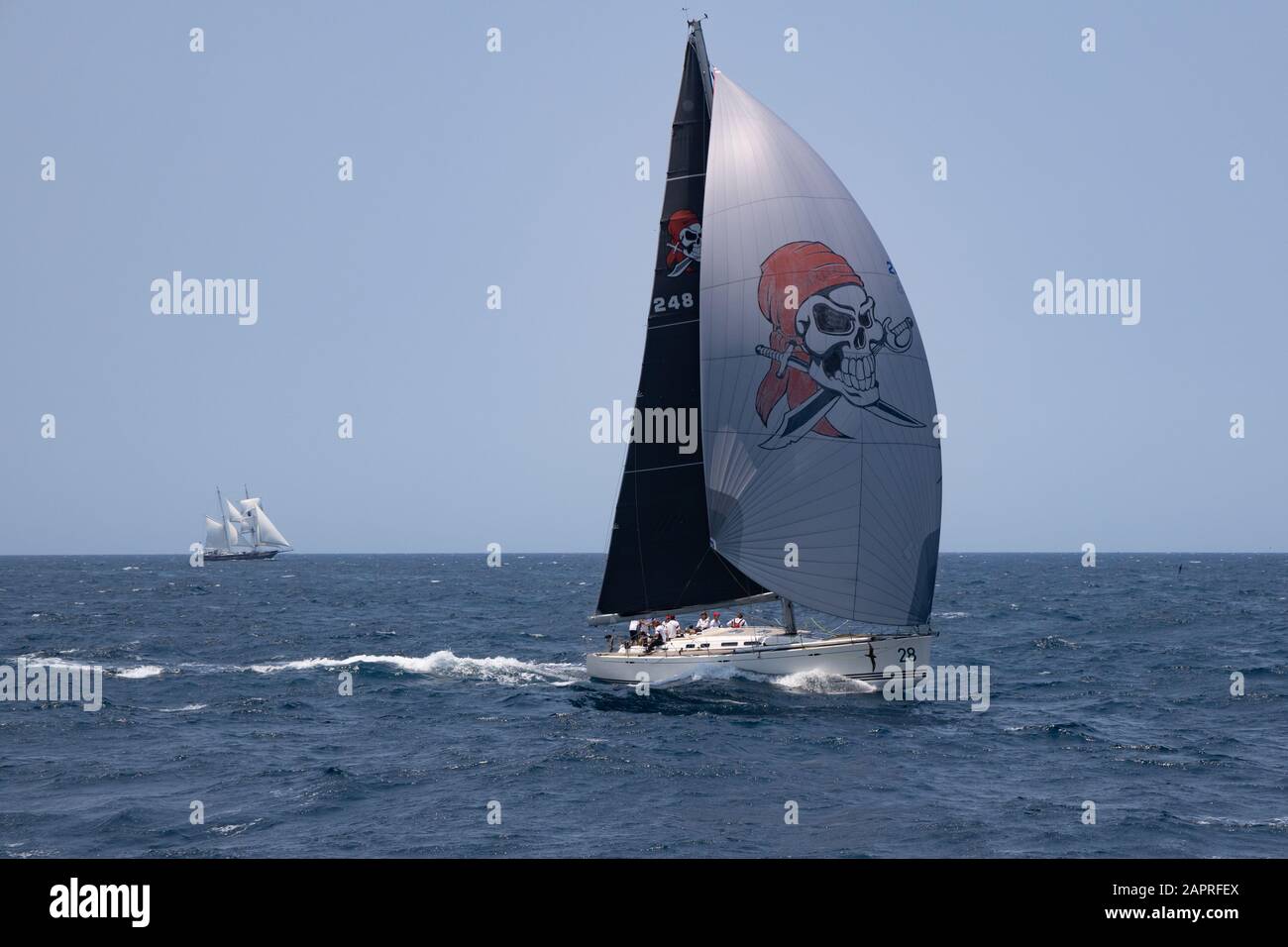 Lo yacht Wax Lyrical X50 che naviga nel porto di Sydney si dirige nella Rolex Sydney Hobart Yacht Race 2019 Foto Stock