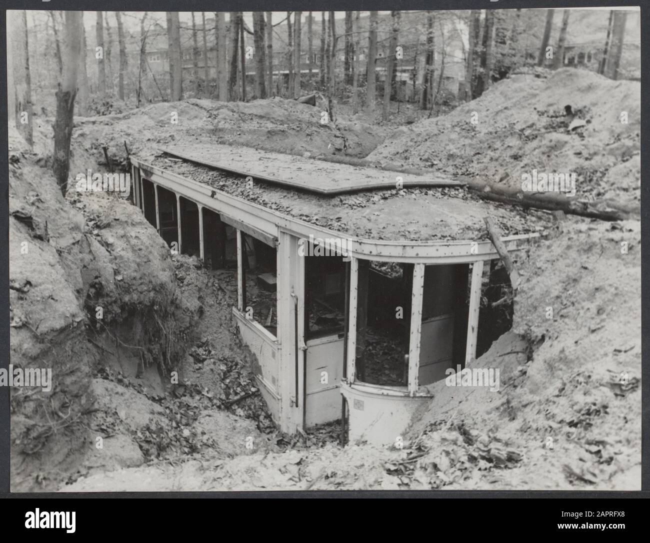 Arnhem i - Generale Alcuni tram di Arnhem sono stati trovati nella condizione di cui sopra. I tedeschi li avevano scavati per essere protetti dalla continua abbattimento dal cielo da parte dei cacciatori alleati Annotazione: Città scavata ferrovia sulla tenuta Rennen Enk. Come rifugio per Ortskommandatur, in background case di Paasberg Data: Novembre 1945 luogo: Arnhem, Paesi Bassi Parole Chiave: Paesi per nome, topografia Foto Stock