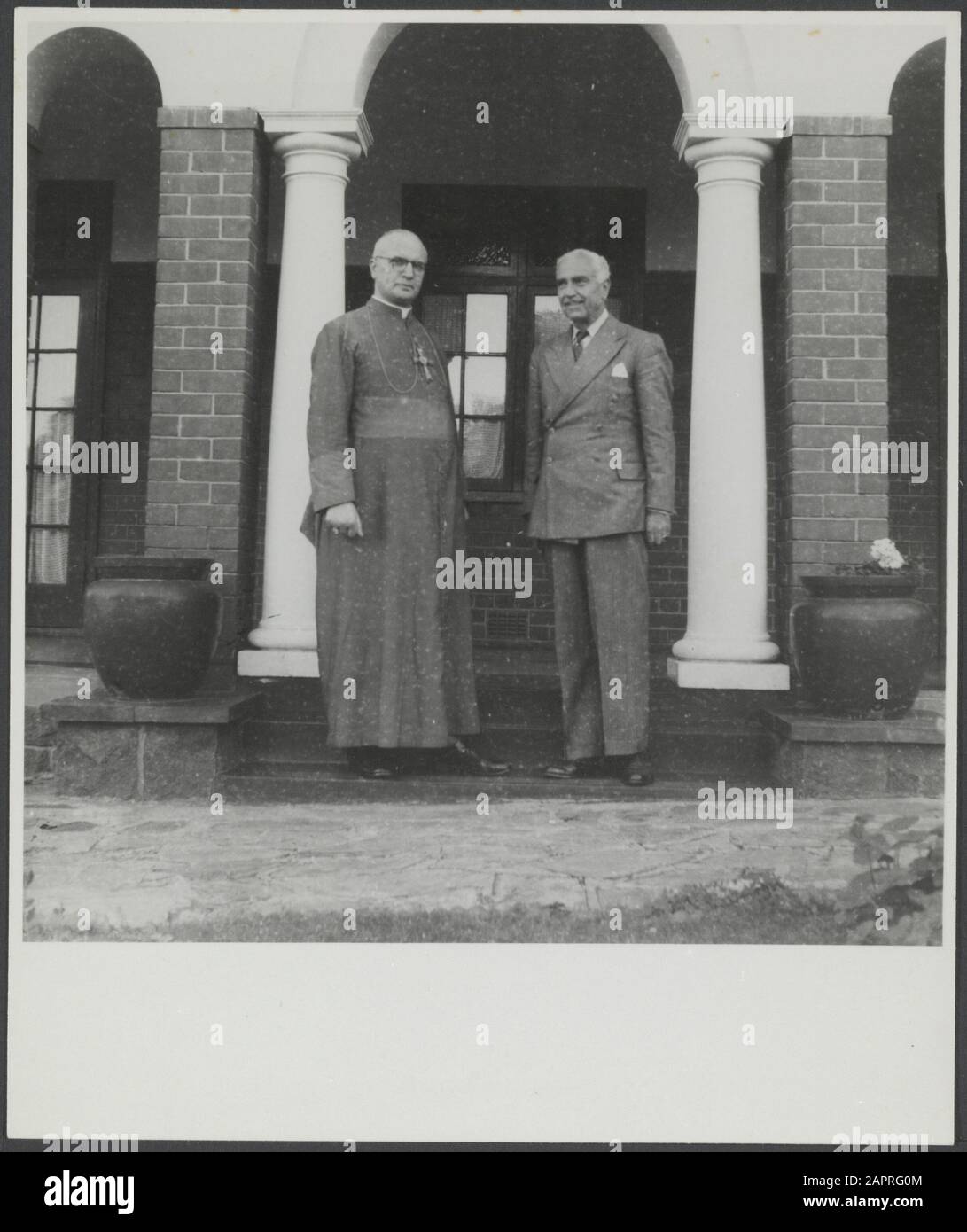 Fisherman Miscellaneous Philips Christiaan Visser (a destra) Visita un cattolico spirituale Data: 1945 Parole Chiave: Chiesa edifici Nome personale: Fisherman, Ph.C. Foto Stock