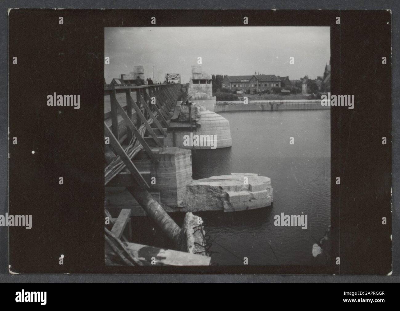 Devastazioni: Ponti. 1940 Ponte di emergenza costruito sopra la distrutta Wilhelminabrug sulla Mosa in Maastricht Annotazione: Vedi 900-5690 Data: Luglio 1945 luogo: Paesi Bassi Parole Chiave: Guerra, guerre Foto Stock