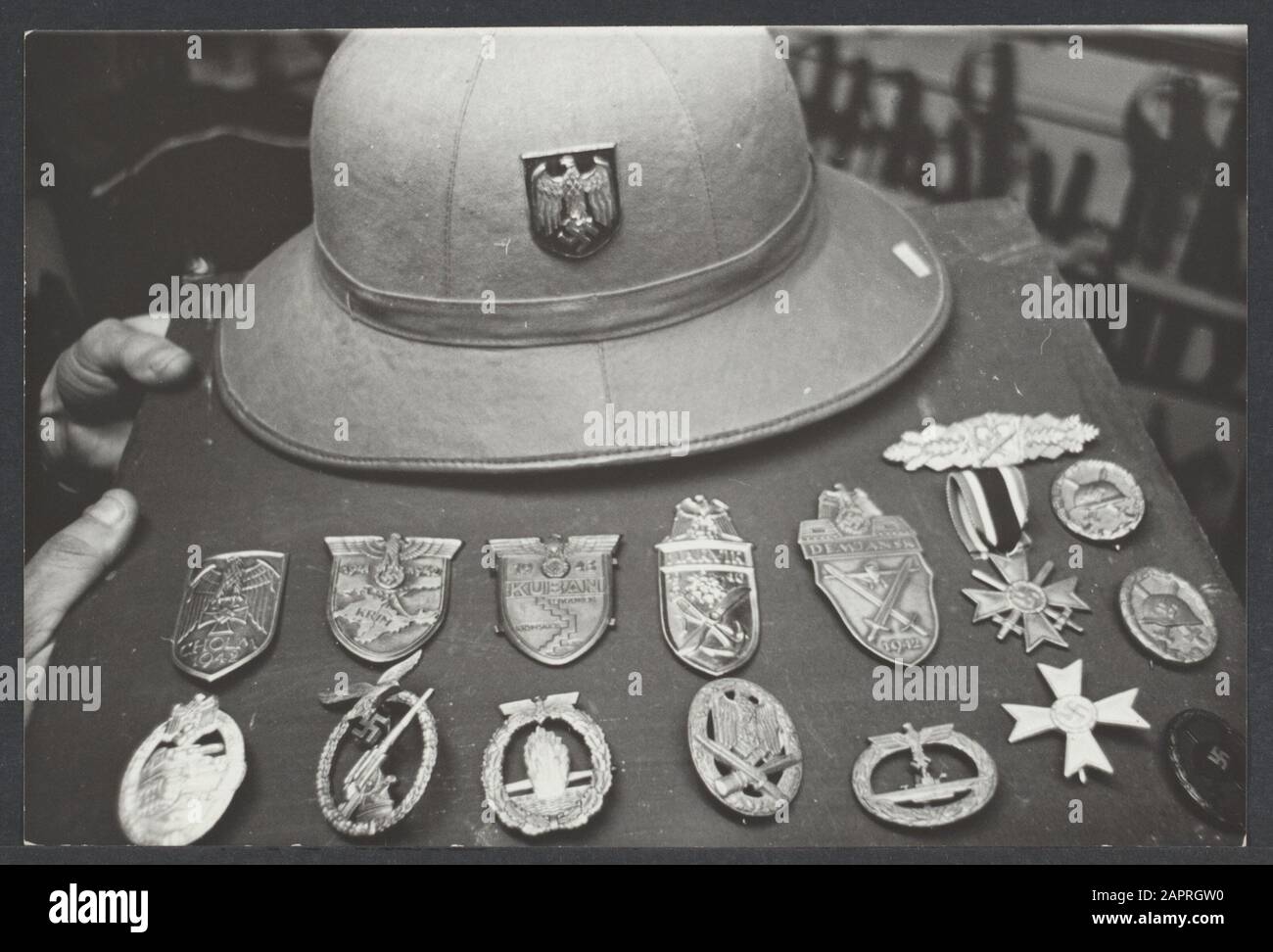 N.S.B. I t/m IX Ancora da dividere. Nel nostro paese, la richiesta di souvenir nazisti è grande. In tre posti ad Amsterdam troverete tra le antiche lastre e bottiglie, distintivi, emblemi di Wehrmacht, Kriegsmartine e Luftwaffe completi di swastika. Un casco dal tempo del maresciallo Di Campo Rommel e il suo esercito deserto e alcuni premi nazisti Data: 14 novembre 1966 luogo: Paesi Bassi Parole Chiave: Ideologie, partiti, correnti, statestry Foto Stock