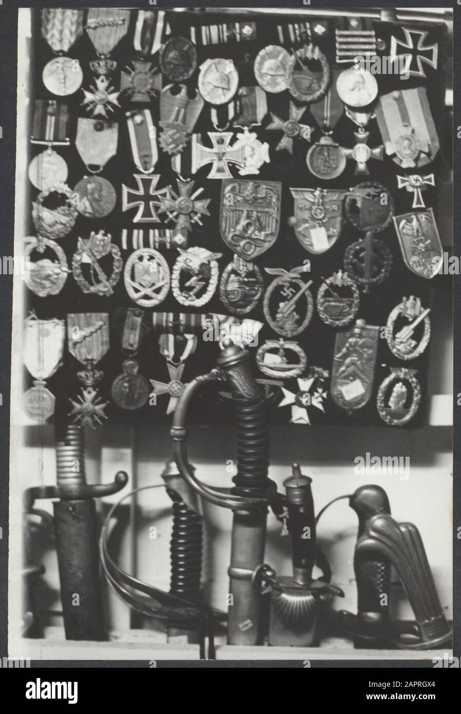 N.S.B. I t/m IX Ancora da dividere. Nel nostro paese, la richiesta di souvenir nazisti è grande. In tre posti ad Amsterdam troverete tra le antiche lastre e bottiglie, distintivi, emblemi di Wehrmacht, Kriegsmartine e Luftwaffe completi di swastika. Tra i vecchi saber appendere gli emblemi della ferita, croci di ferro ed altre insegne naziste Data: 14 novembre 1966 luogo: Paesi Bassi Parole Chiave: Ideologie, partiti, correnti, statestry Foto Stock