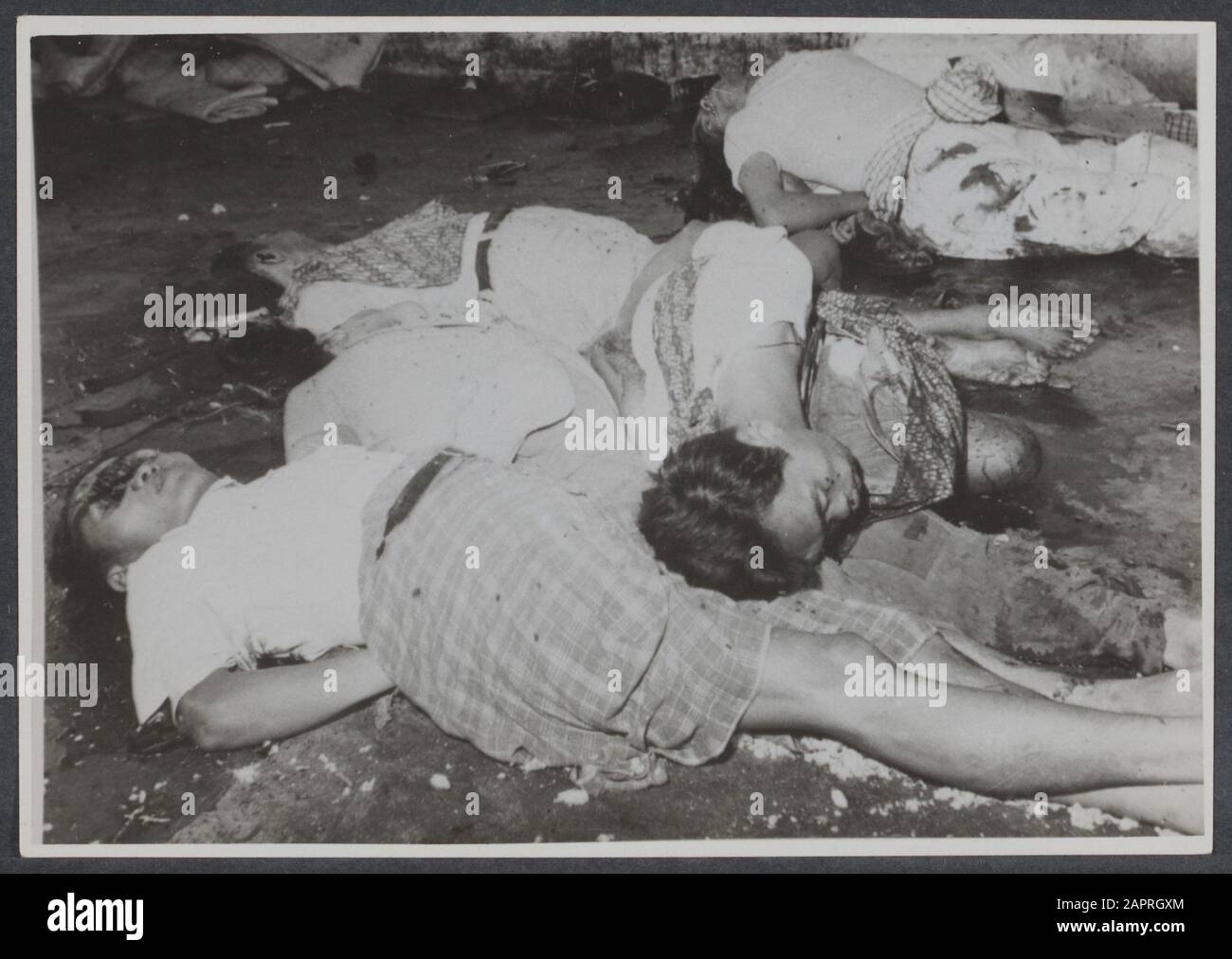 Formazione Dello Stato Indonesia: Mh. - Assenza Di Artiquità. Nessuna annotazione didascalia: DLC HH 323/inv.nr. 4264. Nella prigione di Magelang, il repubblicano massacrò uccidendo 31 persone senza processo. La maggior parte di loro sono stati sparati con colpi di carabiner, mentre alcuni sono stati messi a morte da dum-dum-dum-proiettili, causando terribili mutilazioni. Né le vittime né i loro parenti sapevano perché le persone coinvolte fossero state arrestate. Data: Dicembre 1948 luogo: Indonesia Parole Chiave: Governance, frontiere, costituzioni, formazione dello Stato, costruzione dello Stato Foto Stock