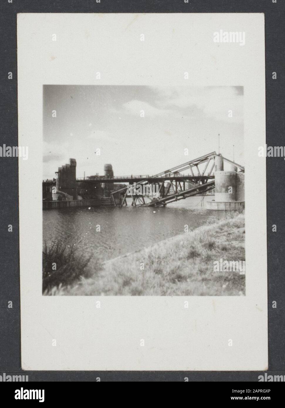 Devastazioni: Ponti. 1940 ponti di emergenza costruiti su ponti distrutti attraverso la Mosa a Maastricht. Wilhelminabrug Annotation: See 900-5702 Date: July 1945 Location: Netherlands Keywords: War, Wars Foto Stock