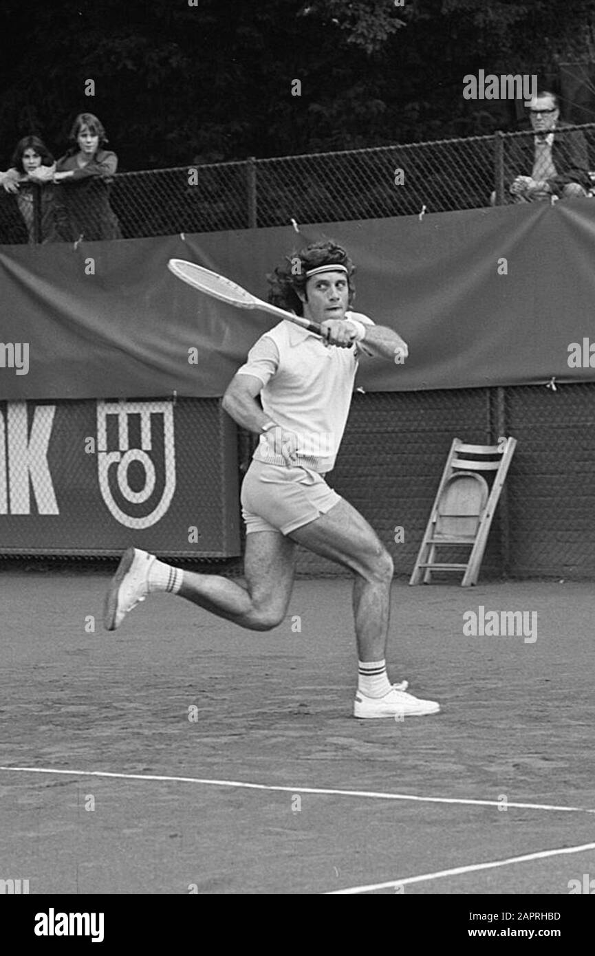 ' il giocatore di tennis argentino Guillermo Vilas al torneo aperto olandese del 1974.Nederlands: Original:Internationale tenniskampioenschappen Melkhuisje; Villas (Argentinie) in actie; ' Foto Stock