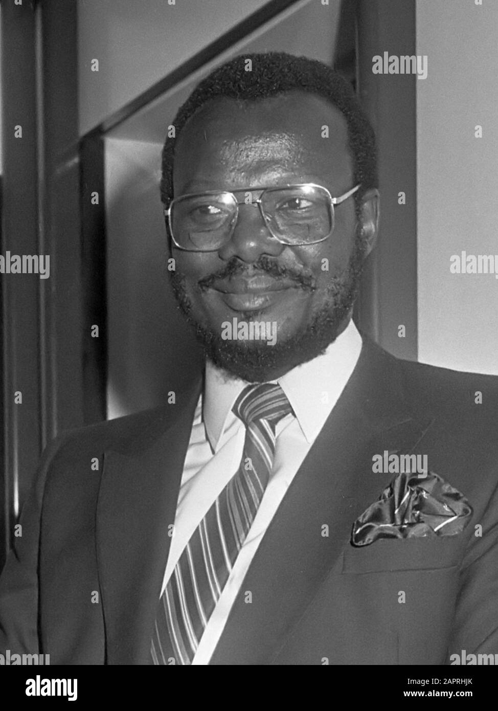 Aankomst op Schiphol van Chief Mangosuthu Gatsha Buthelezi, leider van Zoeloeland (Zuid-Afrika) en voorzitter van de Inkatha Vrijheidspartij 10 juni 1983 Foto Stock