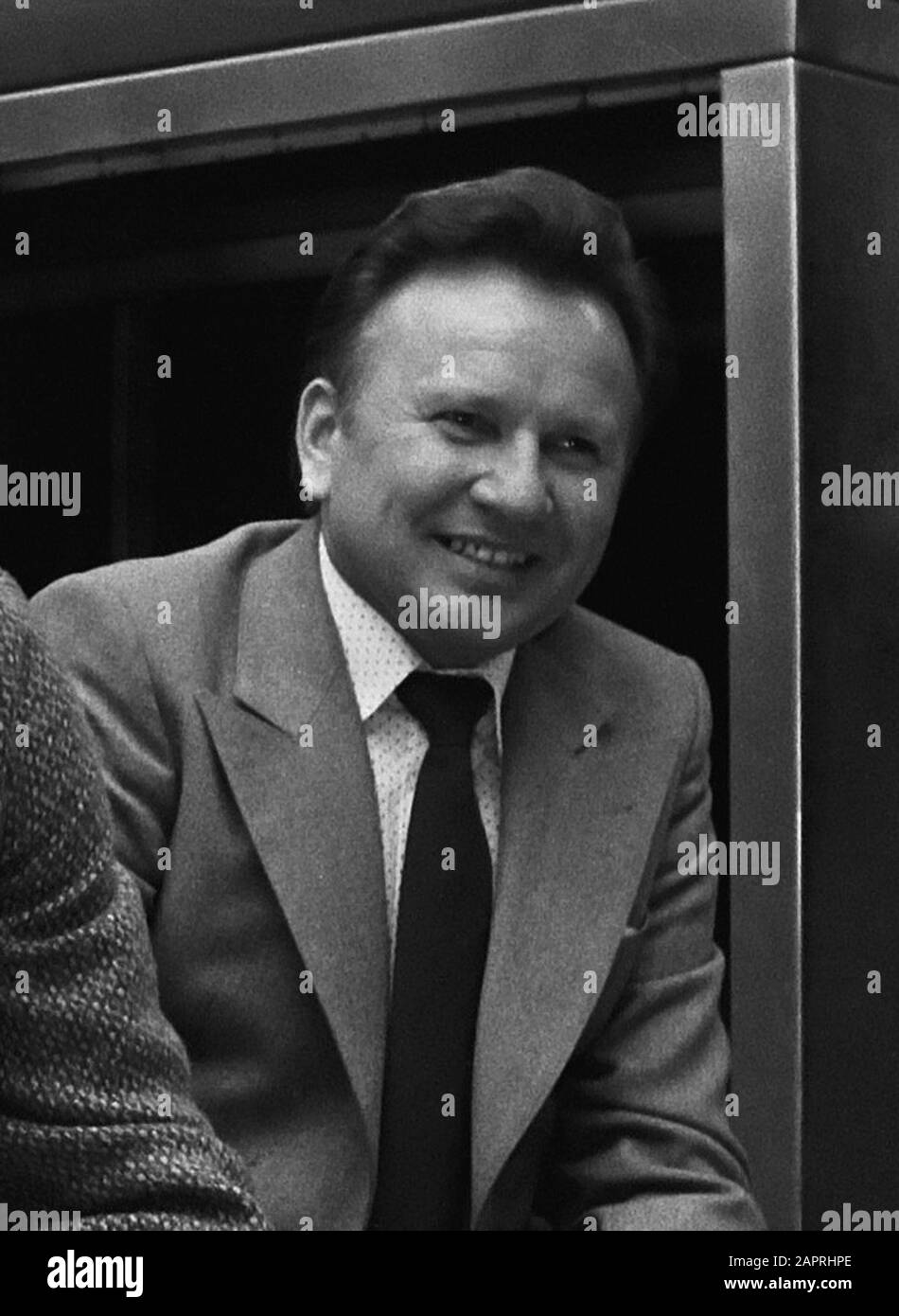 Aankomst van het Pools voetbalelftal op Schiphol voor de interlandwedstrijd tegen Nederland: Trainer Kulesza. Foto Stock