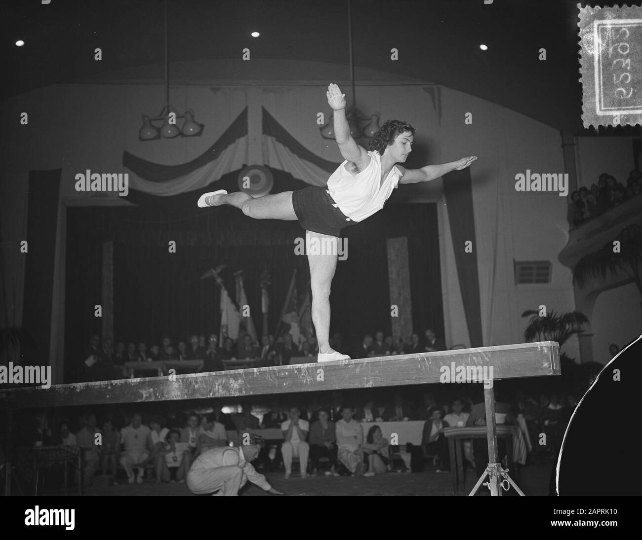 Campionati nazionali di ginnastica per donne Deventer Dini Curl Data: 10 Gennaio 1954 luogo: Deventer Parole Chiave: TurnsChampionships Nome personale: Dini Krul Foto Stock