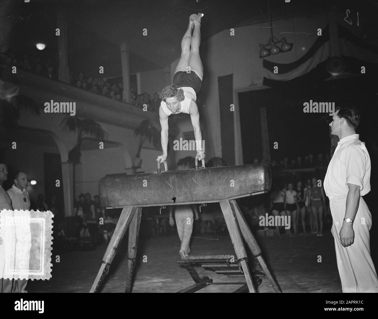 Campionati nazionali di ginnastica femminile Deventer Leni Gerritsen Data: 10 Gennaio 1954 luogo: Deventer Parole Chiave: TurnsChampionships Nome utente: Gerritsen, Leni Foto Stock