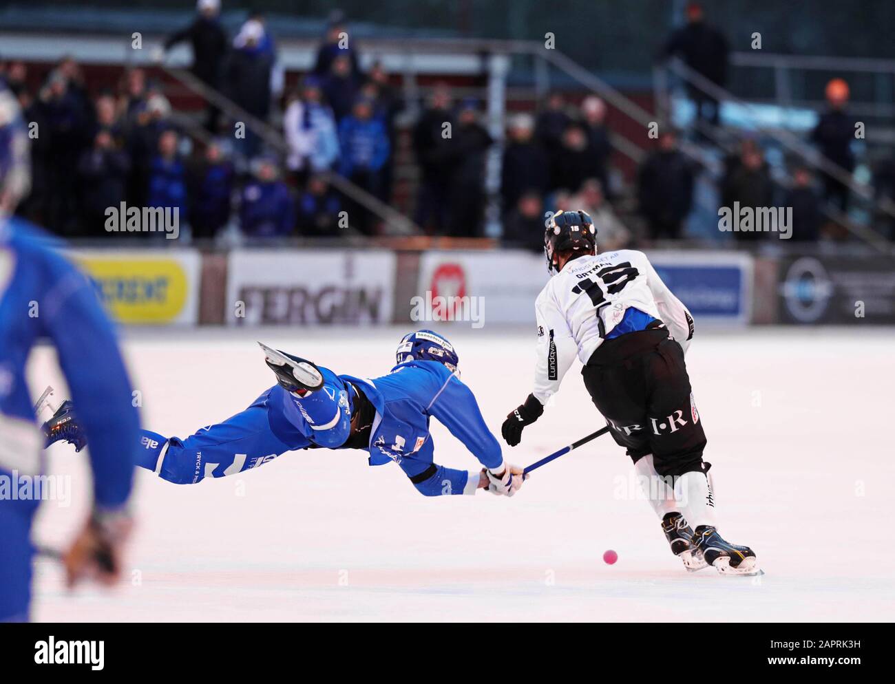 Motala 20200118Bandy: Match i Elitserien mellan IFK Motala-IK Sirius på K Bytg arena (isstadion).Matchen slutade 1-3. Bilden: IFK:s nr 41 Elias Gillgren. Foto Jeppe Gustafsson Foto Stock