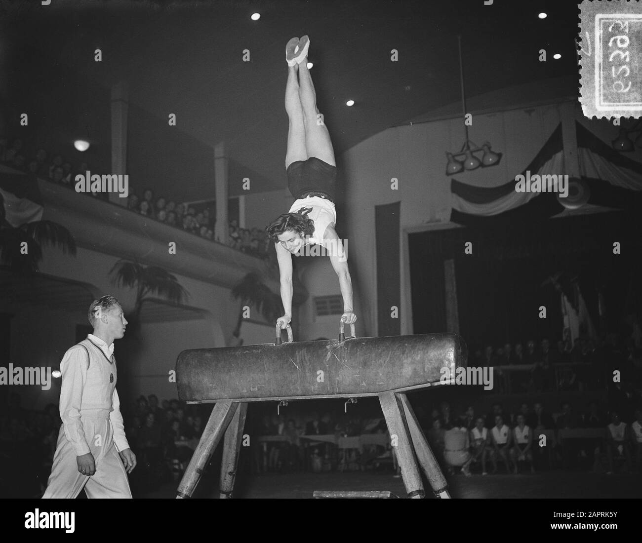 Campionati nazionali di ginnastica per donne Deventer Dini Curl Data: 10 Gennaio 1954 luogo: Deventer Parole Chiave: TurnsChampionships Nome personale: Dini Krul Foto Stock