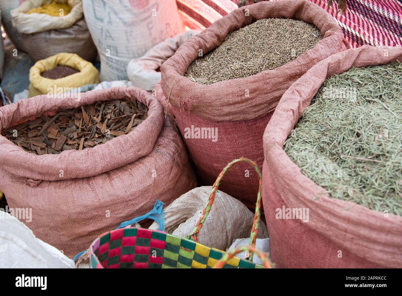 Erbe e spezie sul mercato locale di Bonga, nella regione di Kaffa, in Etiopia Foto Stock