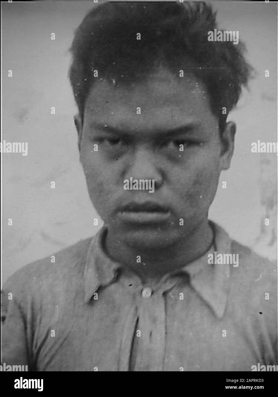 Dal Tribunale militare Speciale del 2nd Inf. Ehi, Briga. Il gruppo di Poerwakarta si è occupato di casi contro i principali colpevoli dell'attacco alla linea ferroviaria Bandoeng-Batavia vicino a Tjikampek; il fuoco del treno quando è stato deragliato, uccidendo cinque persone e deplorando un gran numero di feriti. Tutti questi sospetti erano membri della banda terroristica SP. 88 che si prefigse l'obiettivo di commettere atti di sabotaggio e di terrore e di turbare la pace e l'ordine nelle zone assicurate dagli olandesi. Salim bin Bojo. Dovrebbero crederlo sul suo volto giusto. Questo è ciò che ha fatto il presidente. Oh, Jj. Josephus Foto Stock