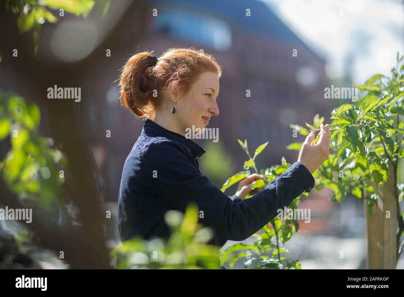 giovane donna in un giardino urbano in una città Foto Stock