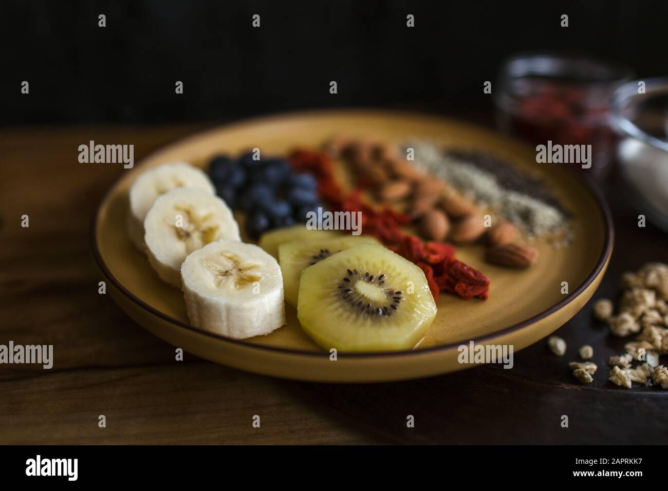 Piatto di frutta, frutti di bosco e semi salutari con yogurt e muesli Foto Stock