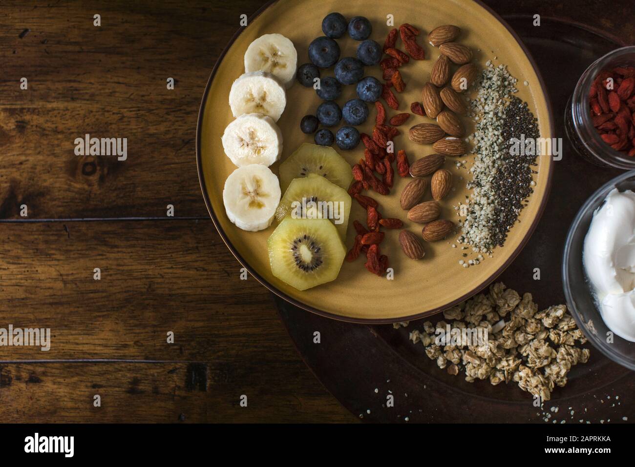 Piatto di frutta, noci e semi salutari e deliziosi con yogurt e frutti di bosco di gogi Foto Stock