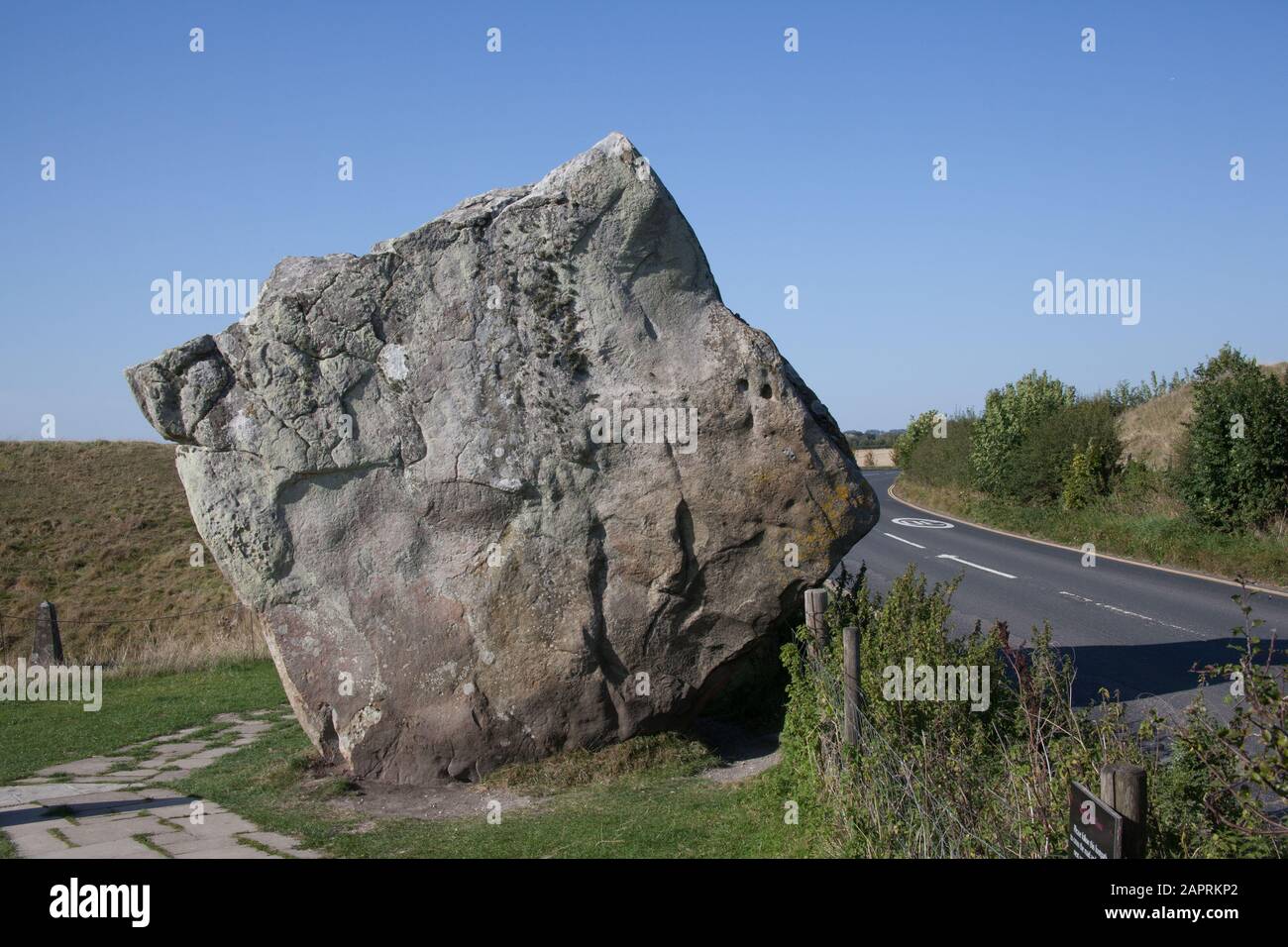 Una pietra al Neolitico Henge Monument a Avebury, Wiltshire, Regno Unito. Foto Stock