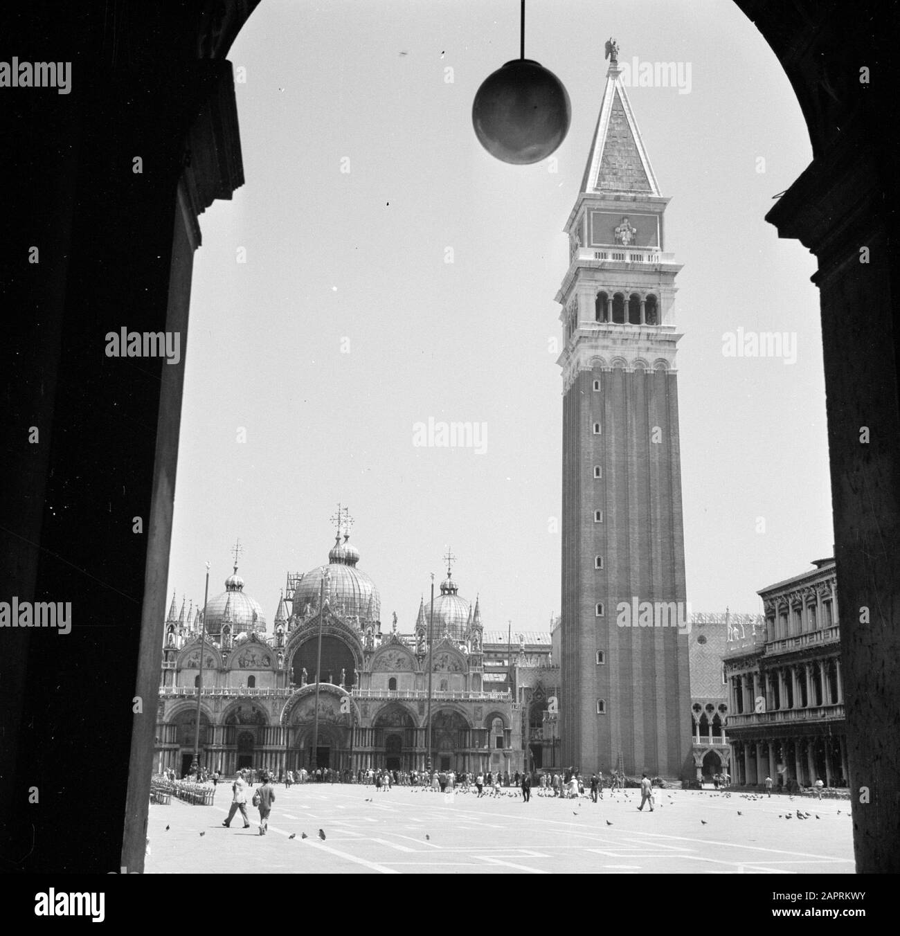 Italia Venezia Vista da una galleria in Piazza San Marco a Venezia Data: Maggio 1953 Località: Italia, Venezia Parole Chiave: Basiliche, chiese, campanili, piazze, paesaggi urbani Foto Stock