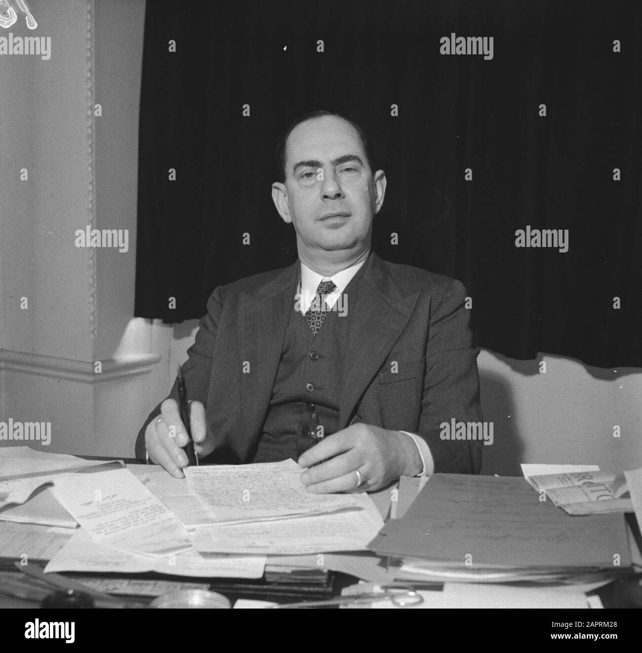 P [Portraits/Persons]/Anfo London Series Dr. G.H.C. Heart Annotation: Nato nel 1893, capo del Dipartimento di Economia Delle Colonie, dal febbraio 1942 plv. Segretario Generale). Nel giugno 1942, Hart fu nominato presidente della commissione per le Indie Orientali Olandesi, Suriname e Curaçao della Missione di Steenberghe a Washington. Secondo la didascalia deceduto il 3 settembre 1943 a Londra Data: Marzo 1942 luogo: Gran Bretagna, Londra Parole Chiave: Funzionari, ritratti, seconda guerra mondiale Nome personale: HART, G.H.C. Foto Stock