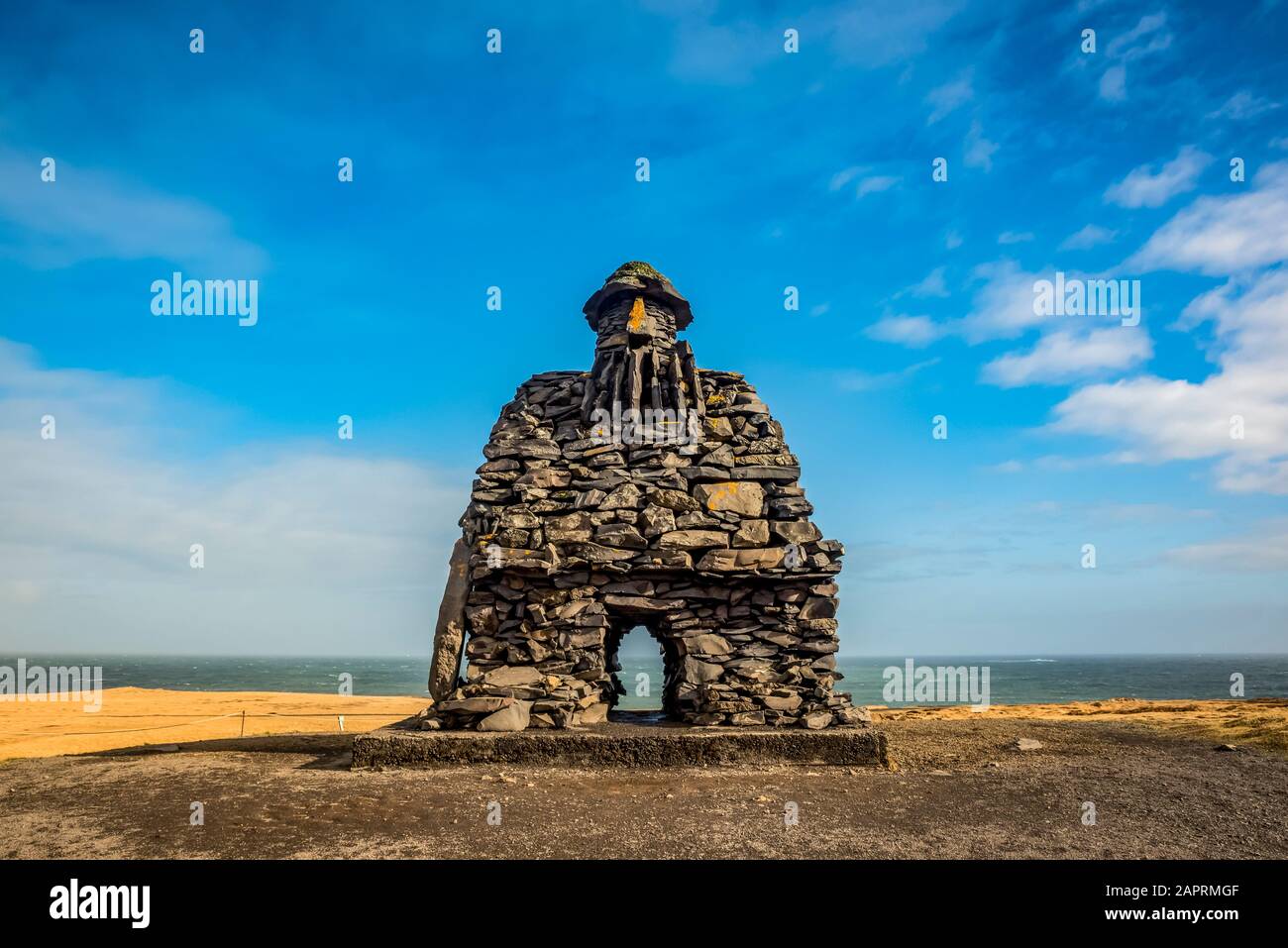 Grande statua di Barour Snaefellsas di Ragnar Kjartansson; Arnarstapi, Islanda Foto Stock