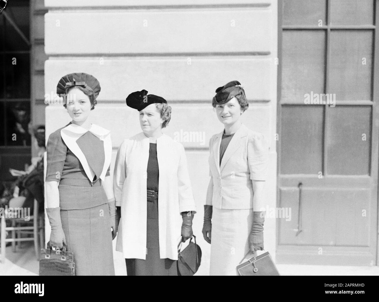 Foto di moda in Auteuil Tre modelli con cappelli di Hélène Sorbier Data: 28 Giugno 1936 Località: Francia, Parigi Parole Chiave: Cappelli, abbigliamento, moda Foto Stock
