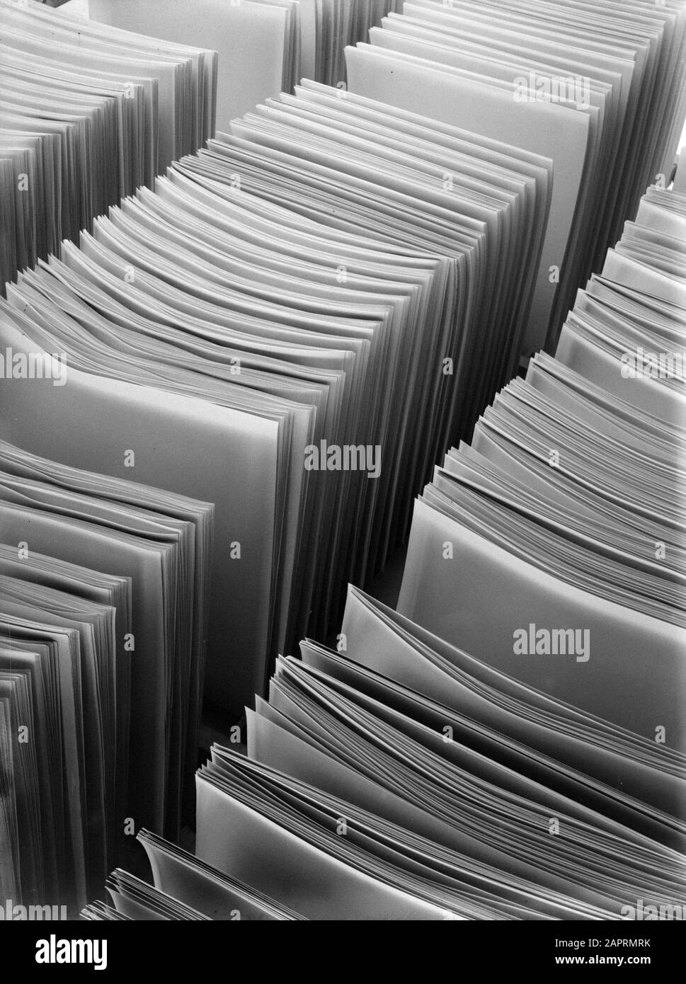 Asciugatura della carta in una casa di stampa Data: 1931 Parole Chiave: Asciugatura dei contenitori, carta Foto Stock